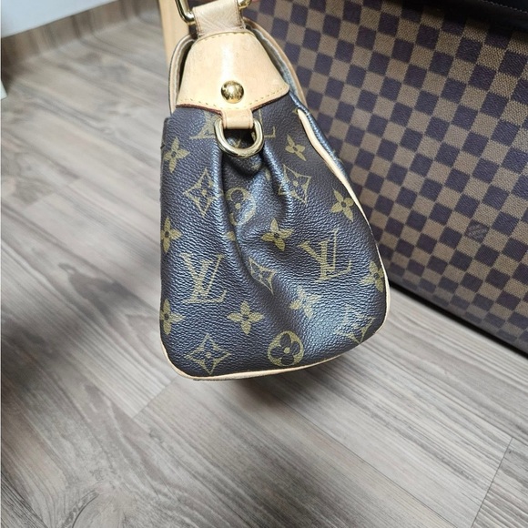 Louis Vuitton Beverly Shoulder Bag with Iconic Monogram - Picture 6 of 11